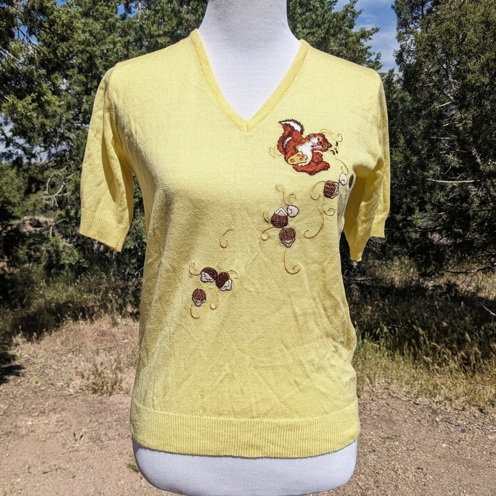 Vintage Embroidered Squirrel Novelty Sweater S Short Sleeve Chipmunk Cottagecore